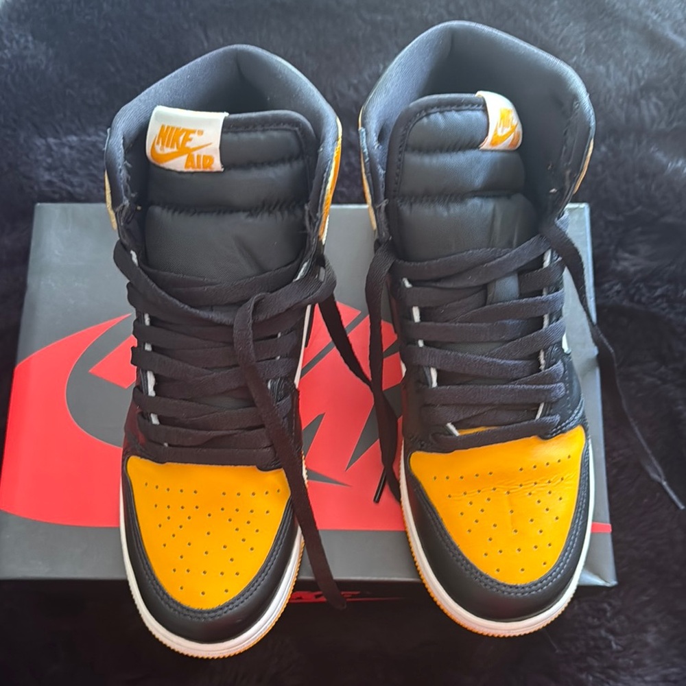 Nike Air JORDAN 1. Black and Yellow Sneakers